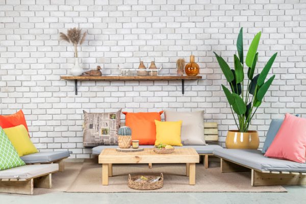 פינת זולה משפחתית מעץ אורן פיני עם מזרנים וכריות לבנים לגינה